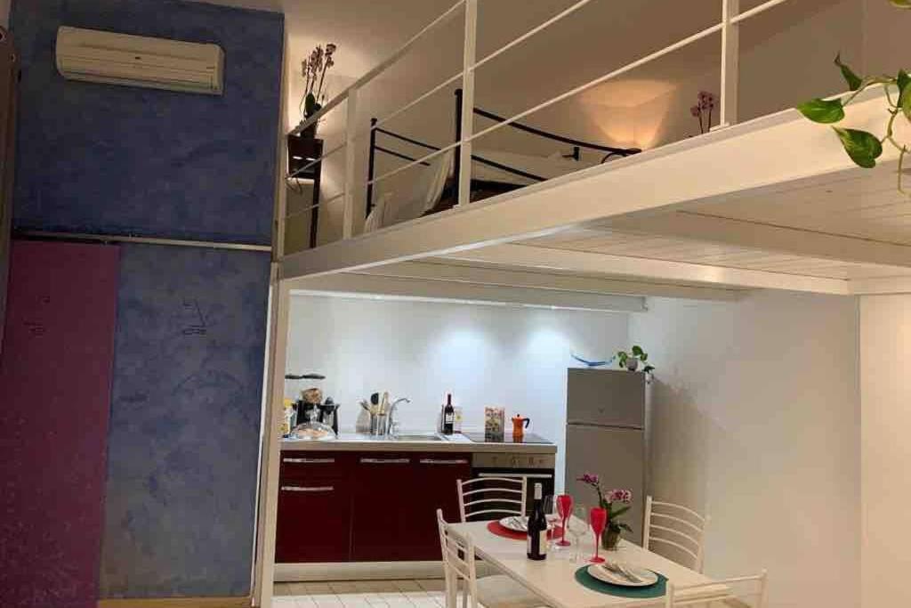 Small Mezzanine Apartment Colosseo Roma Exterior foto